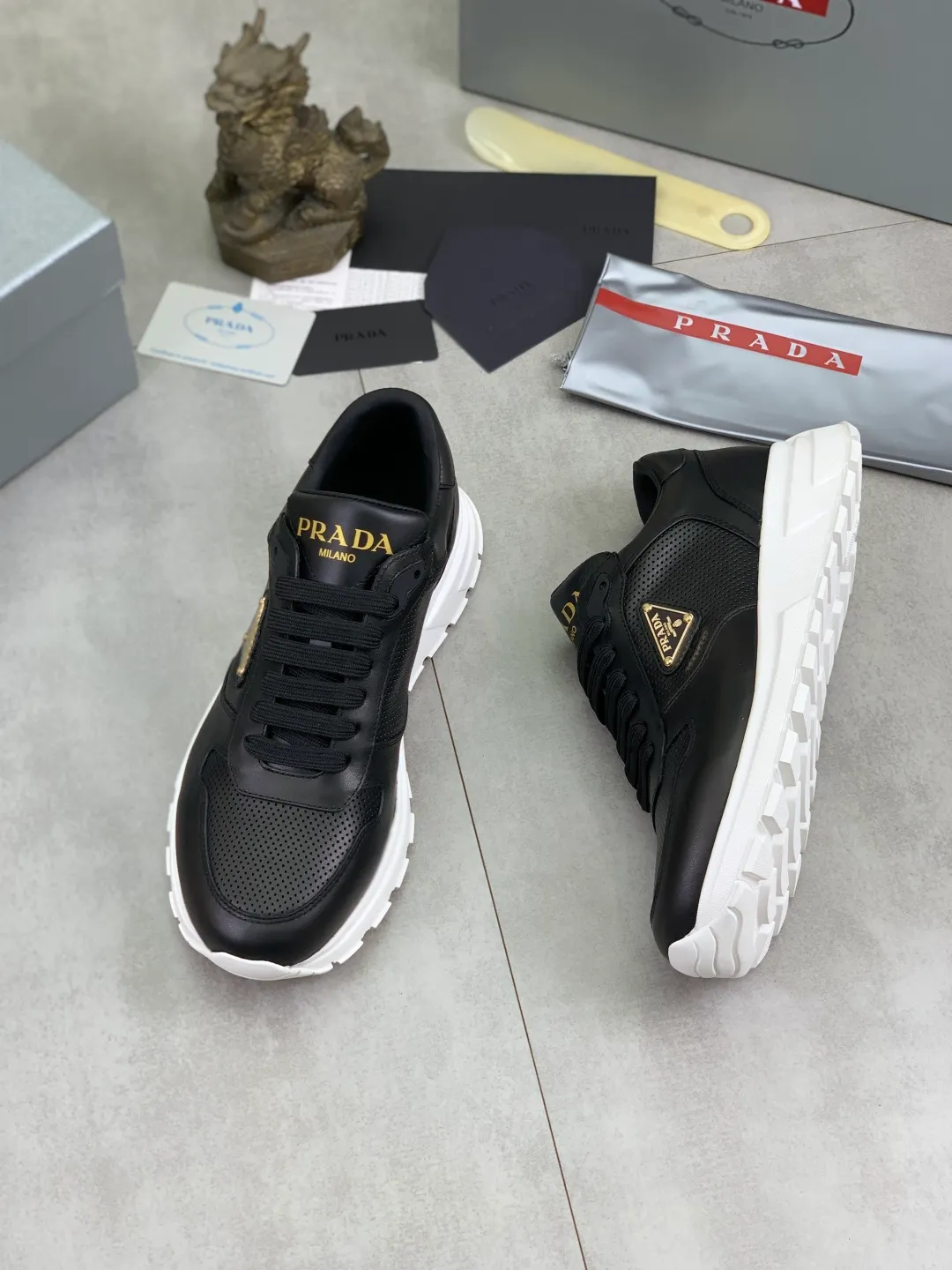 Men's shoes 💰P520 new (higher version) new PRADA (Prada) classic models are on the market at the same time, new men's shoes, 😘fabrics are selected from original imported calfskin. First layer of imported cowhide lining. The original version is awesome! 👍🏿Original open-molded non-slip PU outsole, with exquisite lines, simple and elegant, super comfortable and classy on foot, suitable for leisure travel. Code number: 38-45 (46 customized) 2️⃣ colors available